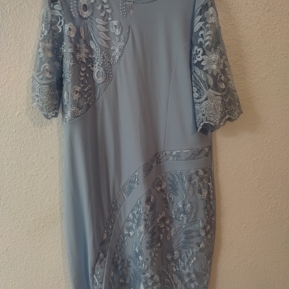 Chic Floral Lace Midi Dress in Blue